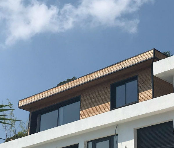 Extension de maison en bois sur toit terrasse dans les Alpes Maritimes