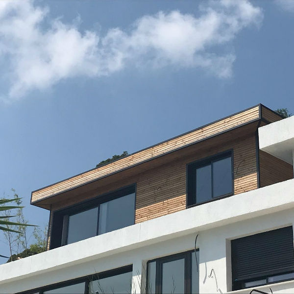 Extension de maison en bois sur toit terrasse dans les Alpes Maritimes