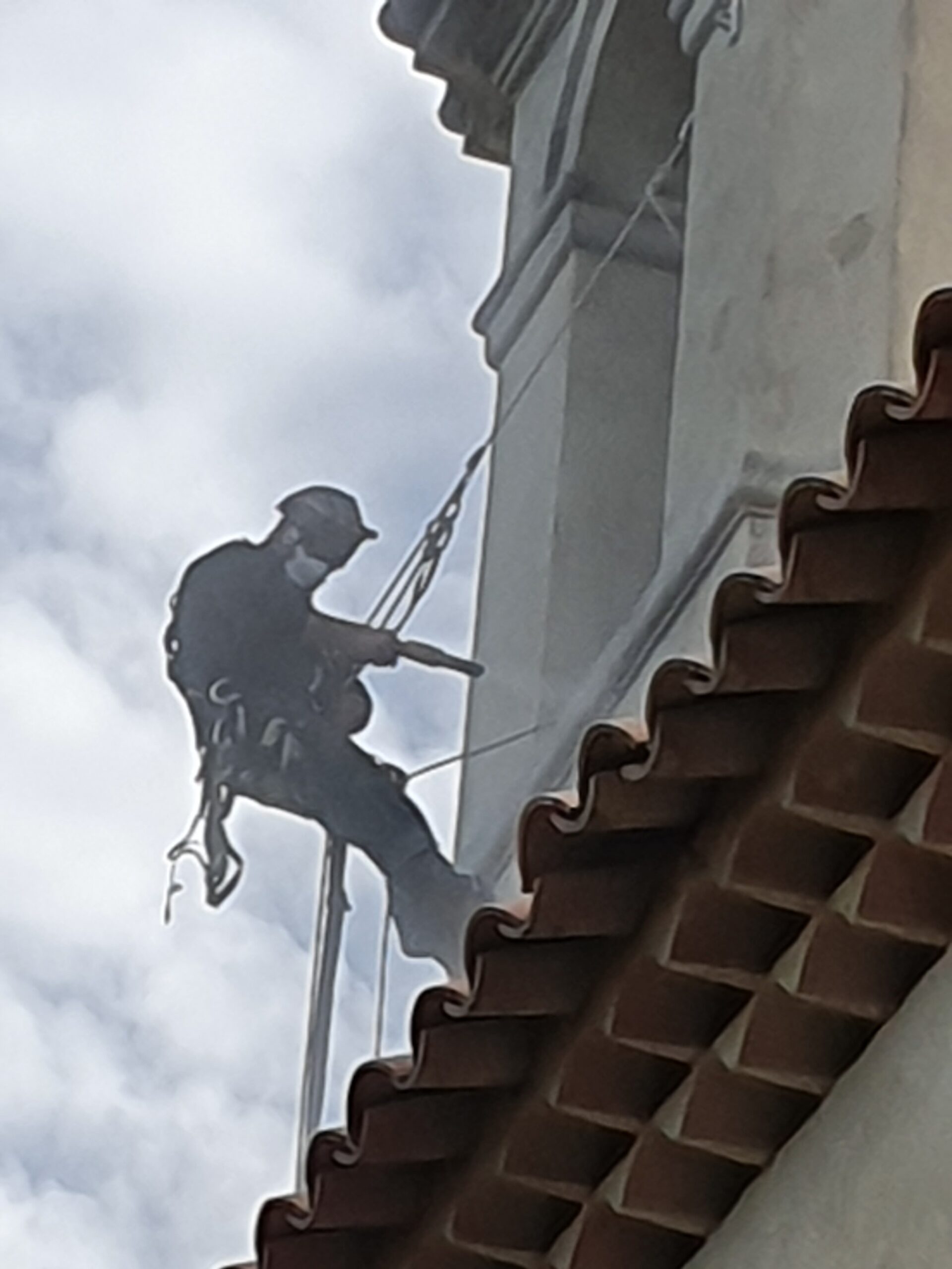 Homme appliquant la technique de l'aérogommage sur une façade