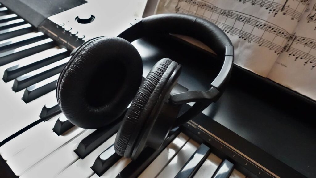 Casque de musique sur un piano